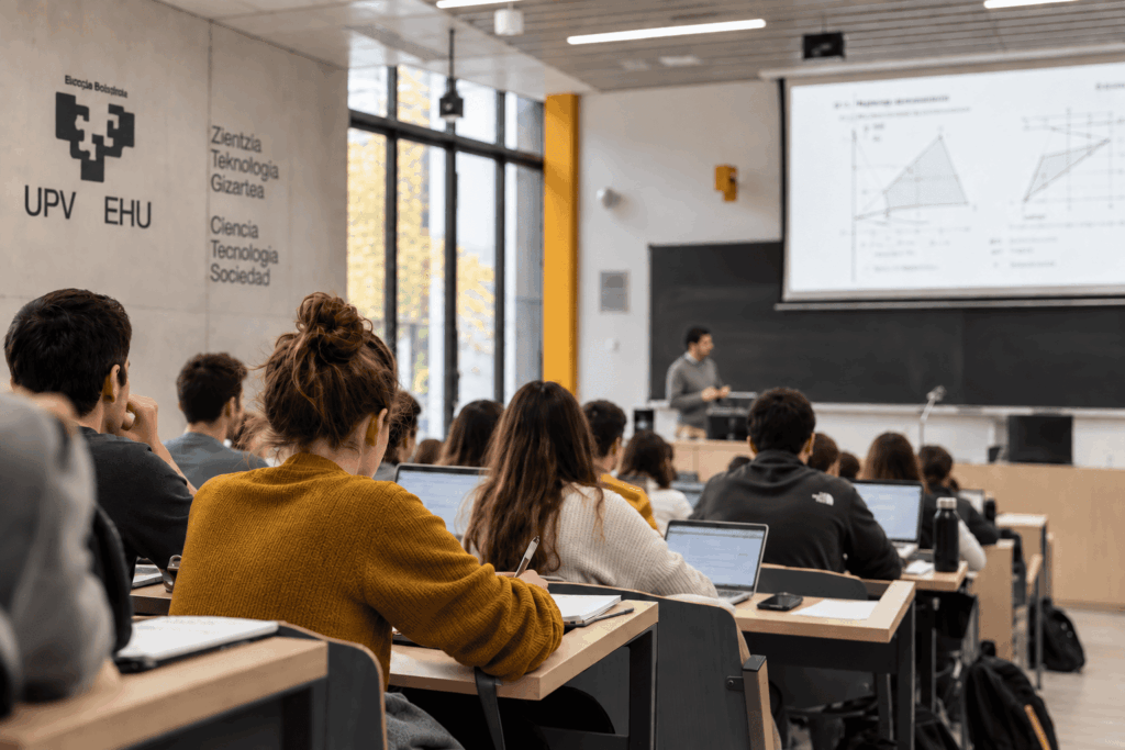 Estudiantes de ingeniería preparándose para los perfiles técnicos que necesita la industria