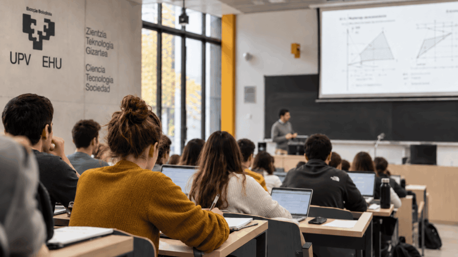 Estudiantes de ingeniería preparándose para los perfiles técnicos que necesita la industria